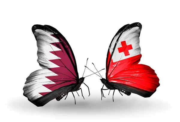 Kelebek kanatları üzerinde Katar ve tonga bayraklı — Stok fotoğraf