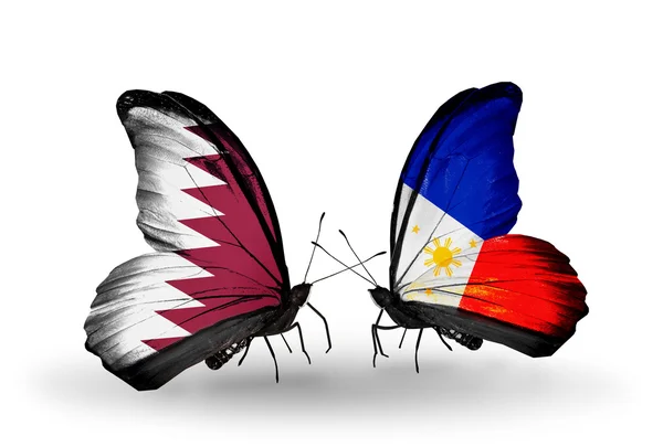 蝴蝶翅膀上的卡塔尔和菲律宾国旗 — 图库照片