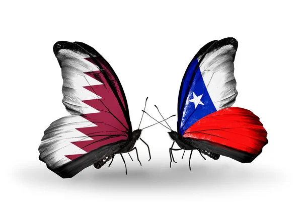 蝴蝶翅膀上的卡塔尔和智利国旗 — 图库照片