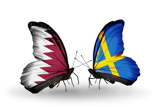 Papillons avec drapeaux Qatar et Suède sur les ailes — Photo