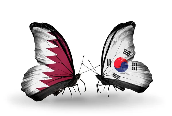 Kelebek kanatları üzerinde Katar ve Güney Kore bayraklarıyla — Stok fotoğraf