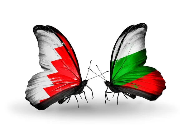 Borboletas com bandeiras do Bahrein e Bulgária em asas — Fotografia de Stock