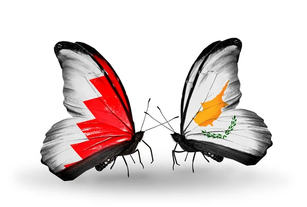 Mariposas con banderas de Bahréin y Chipre en alas — Foto de Stock