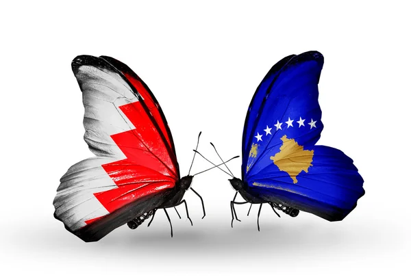 Fjärilar med bahrain och kosovo flaggor på vingar — Stockfoto