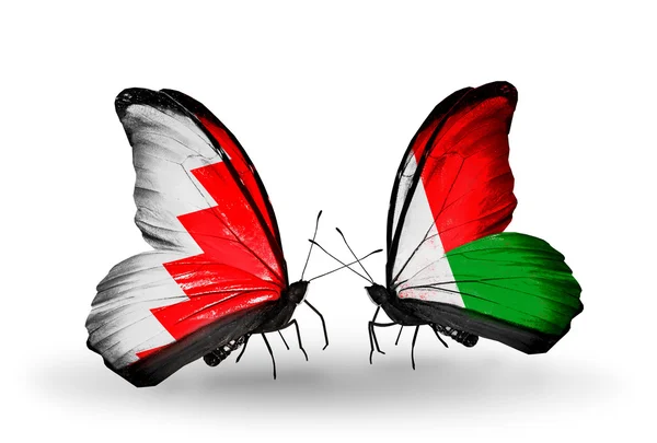 Vlinders met Bahrein en Madagaskar vlaggen op vleugels — Stockfoto