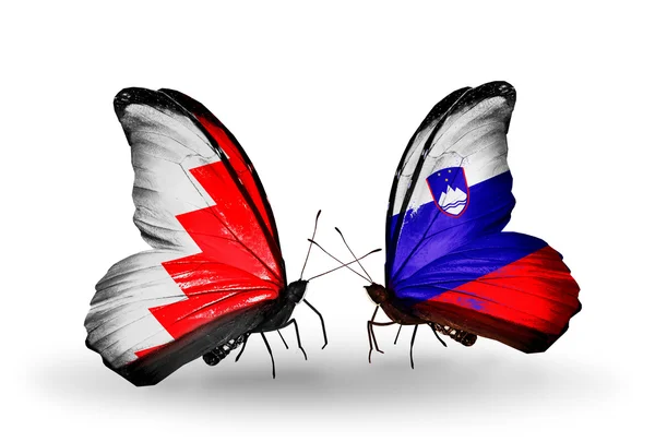 Mariposas con banderas de Bahréin y Eslovenia en alas — Foto de Stock