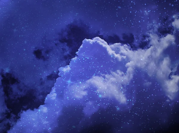 Mavi yıldızlı gökyüzü bulutlu, — Stok fotoğraf