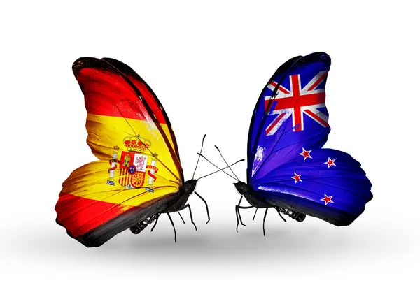 翼の上のスペインとニュージーランドのフラグと蝶 — ストック写真