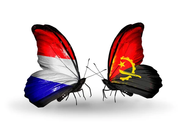 Borboletas com bandeiras da Holanda e Angola em asas — Fotografia de Stock
