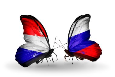 Kelebek kanatları üzerinde Hollanda ve Rusya bayraklı