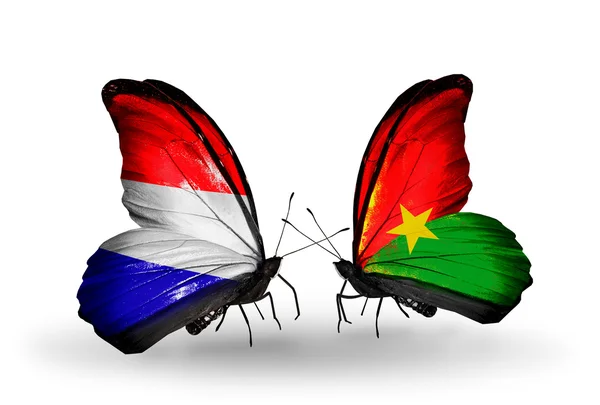 Farfalle con bandiere Olanda e Burkina Faso sulle ali — Foto Stock