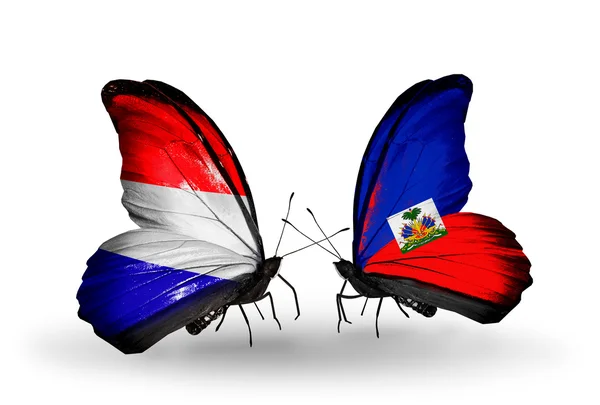 Mariposas con banderas de Holanda y Haití en alas — Foto de Stock