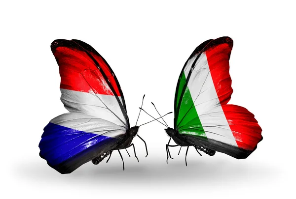 Kelebek kanatları üzerinde Hollanda ve İtalya bayraklı — Stok fotoğraf