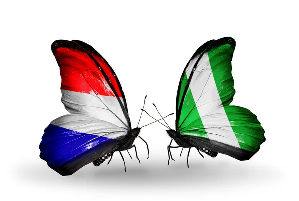 Farfalle con bandiere Olanda e Nigeria sulle ali — Foto Stock