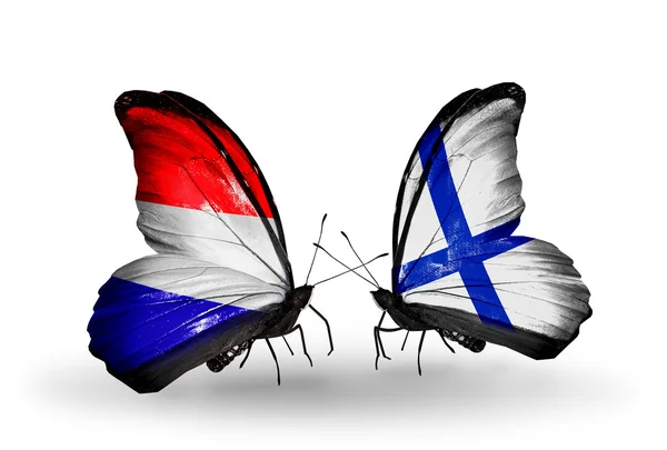 Motýli s příznaky Holandska a Finska na křídlech — Stock fotografie