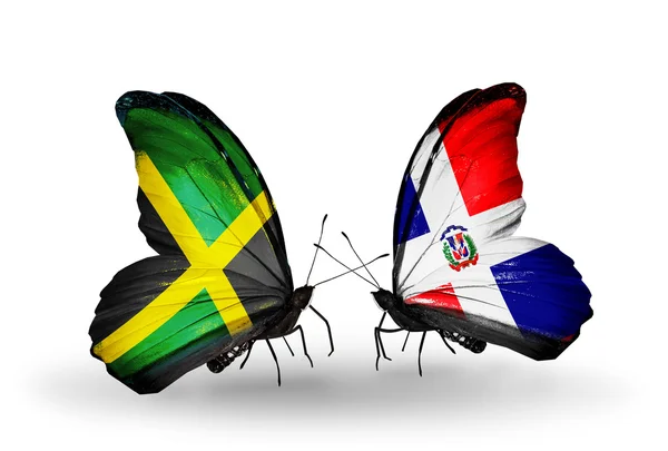 Farfalle con bandiere giamaicane e dominicana sulle ali — Foto Stock