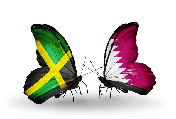 Kelebek kanatları üzerinde Jamaika ve Katar bayraklı — Stok fotoğraf