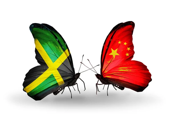 翼にジャマイカと中国のフラグと蝶 — ストック写真