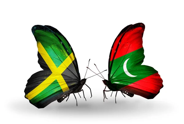 Schmetterlinge mit Jamaika- und Malediven-Flaggen auf Flügeln — Stockfoto