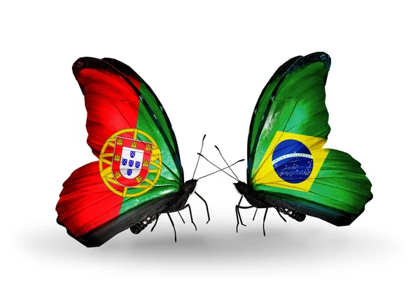 Vlinders met vlaggen van portugal en Brazilië op vleugels — Stockfoto
