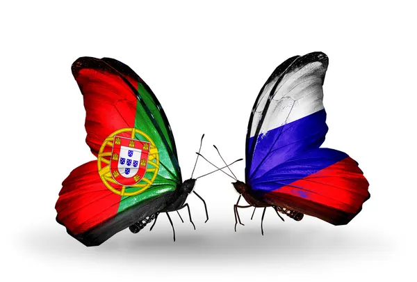 Farfalle con bandiere Portogallo e Russia sulle ali — Foto Stock