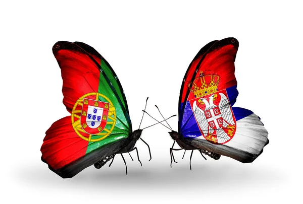 Farfalle con le bandiere di Portogallo e Serbia sulle ali — Foto Stock