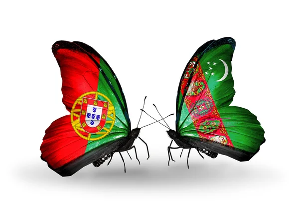 Vlinders met portugal en turkmenistan vlaggen op vleugels — Stockfoto