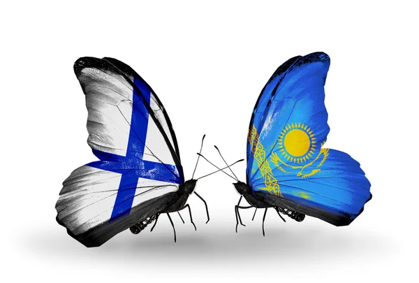 Farfalle con bandiere Finlandia e Kazakistan sulle ali — Foto Stock