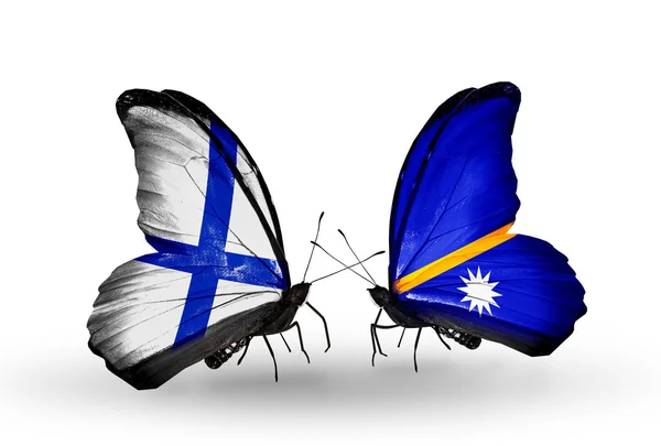 翼の上のフィンランドとナウルのフラグと蝶 — ストック写真