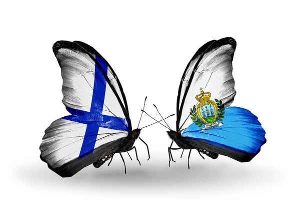 Kelebek kanatları üzerinde Finlandiya ve san marino bayrağı ile — Stok fotoğraf