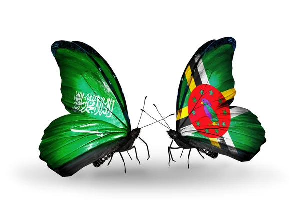Suudi Arabistan ve Dominika bayrakları kanatlar üzerinde kelebekler — Stok fotoğraf