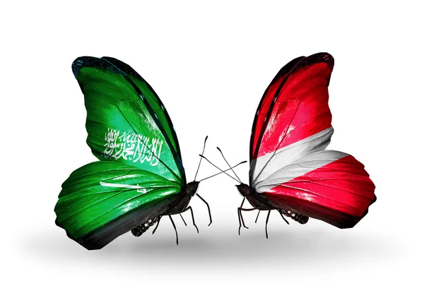 与沙特阿拉伯和拉脱维亚旗帜在翅膀上的蝴蝶 — 图库照片