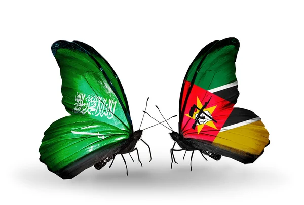 Mariposas con banderas de Arabia Saudita y Mozambique en alas — Foto de Stock