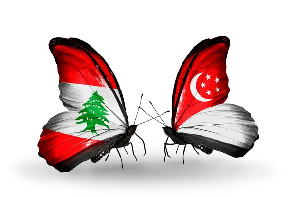 Бабочки с флагами Ливана и Сингапура на крыльях — стоковое фото