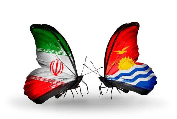 Duas borboletas com bandeiras de relações Irã e Kiribati — Fotografia de Stock