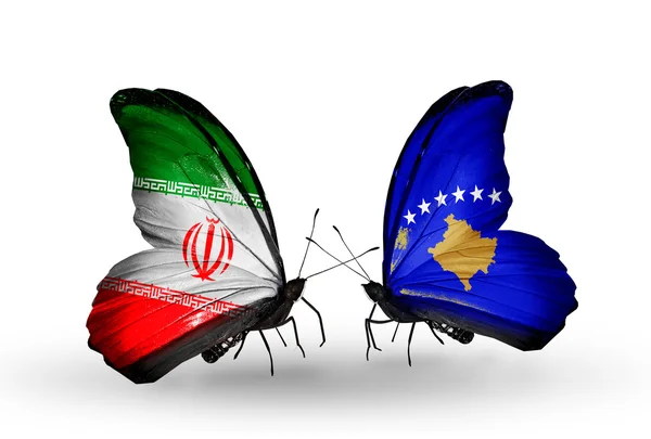 Deux papillons avec des drapeaux de relations Iran et Kosovo — Photo