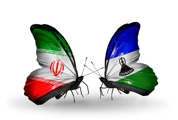 Deux papillons avec des drapeaux de relations Iran et Lesotho — Photo