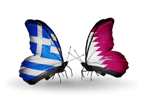 Dva motýli s vlajkami vztahů, Řecko a Katar — Stock fotografie