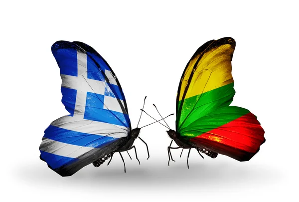 Dos mariposas con banderas de relaciones Grecia y Lituania — Foto de Stock