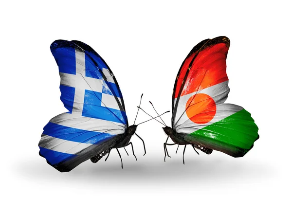 Dos mariposas con banderas de relaciones Grecia y Níger — Foto de Stock