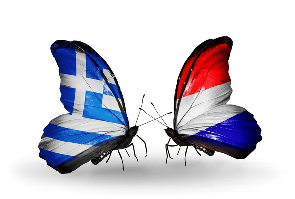 Две бабочки с флагами отношений Греции и Голландии — стоковое фото