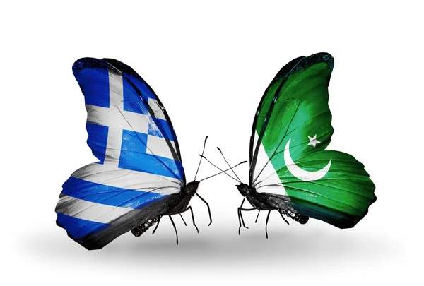 Due farfalle con bandiere di relazioni Grecia e Pakistan — Foto Stock