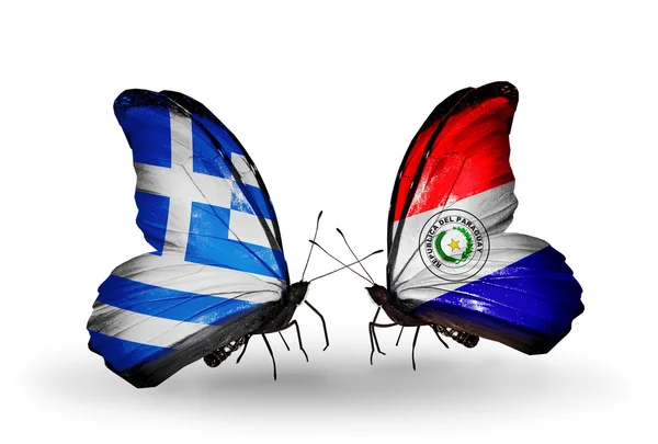 Dos mariposas con banderas de relaciones Grecia y Paraguay — Foto de Stock