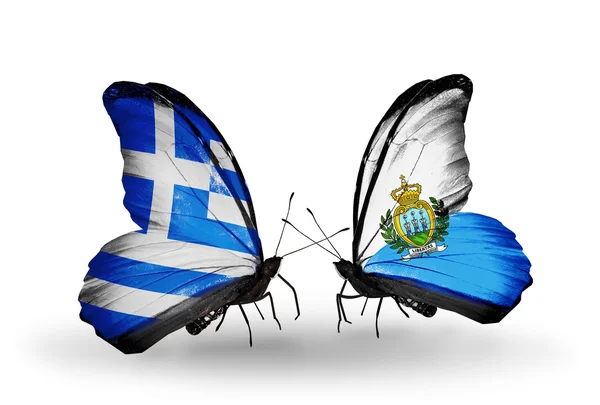 Twee vlinders met vlaggen van betrekkingen Griekenland en san marino — Stockfoto