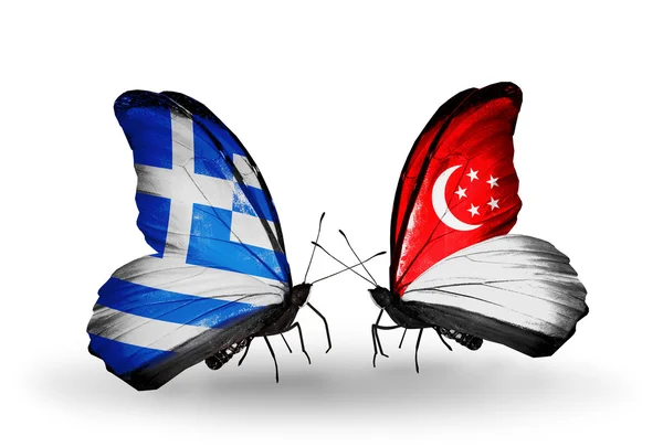 Due farfalle con bandiere di relazioni Grecia e Singapore — Foto Stock