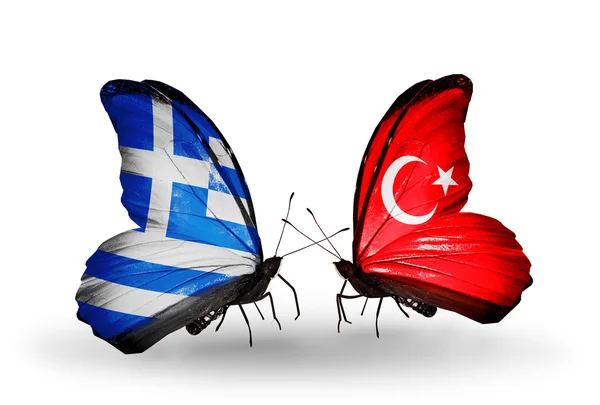 两只蝴蝶与关系希腊和土耳其的国旗 — 图库照片