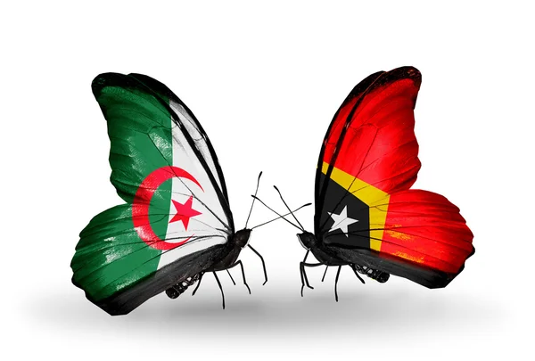 Dva motýli s vlajkami vztahy Alžírska a východní timor — Stock fotografie