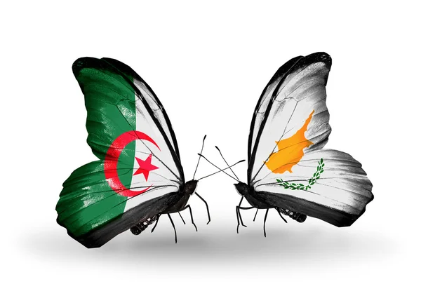 Två fjärilar med flaggor av förbindelserna mellan Algeriet och Cypern — Stockfoto