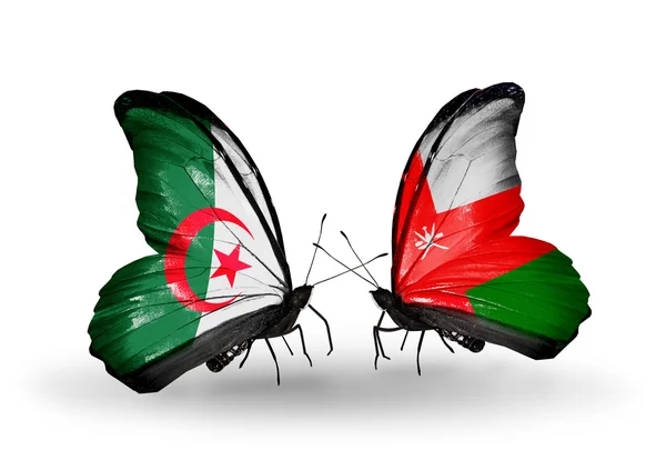 Две бабочки с флагами отношений Алжир и Оман — стоковое фото