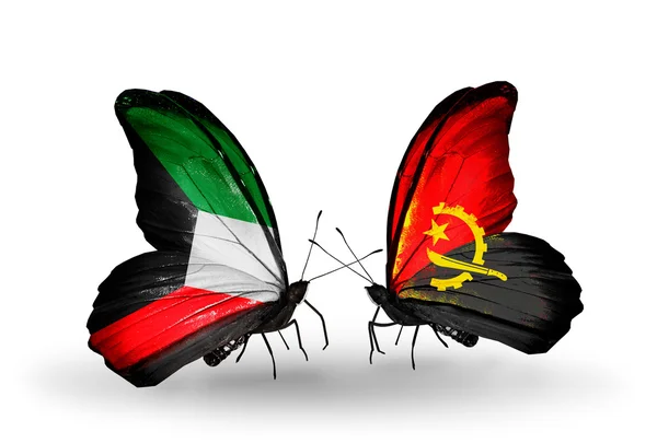 Dva motýli s vlajkami vztahů, Kuvajtu a angola — Stock fotografie